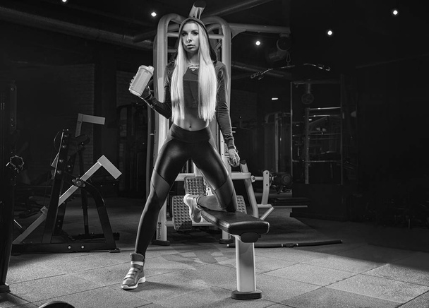 Dziewczyna po treningu w siłowni napoje sportowe żywności z shak - Zdjęcie, obraz