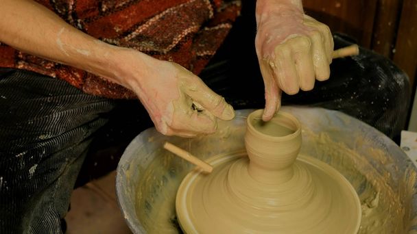 Ceramista professionista che fa tazza in laboratorio di ceramica - Foto, immagini
