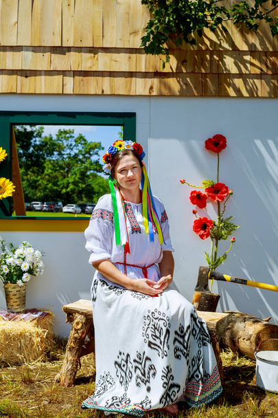Piękna dziewczyna w stroju narodowego Ukrainy. Tła miejskiego obywatelstwa - Ukraińska- - Zdjęcie, obraz