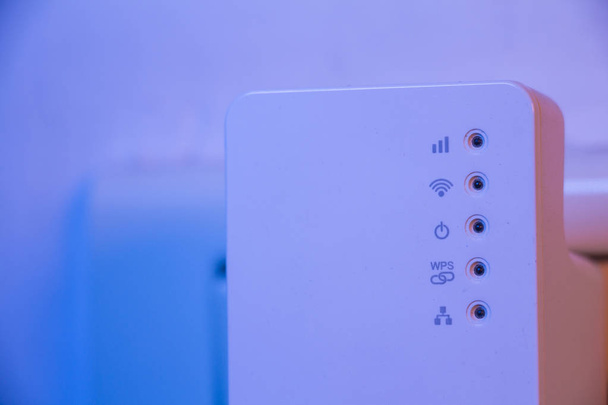 Closeup sur le statut de connexion de signal de répéteur WiFi a mené des lumières
 - Photo, image