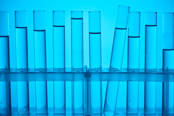 tubos de vidro em suporte para análise química em azul
 - Foto, Imagem