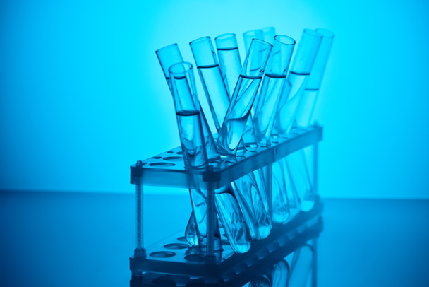 Rurki szklane z płynem na stojak do analizy chemicznej w na blue - Zdjęcie, obraz