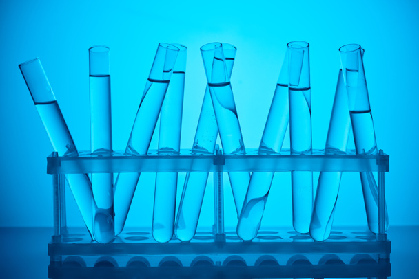 szklane rurki z płynem na stoisku analiz naukowych w na blue - Zdjęcie, obraz