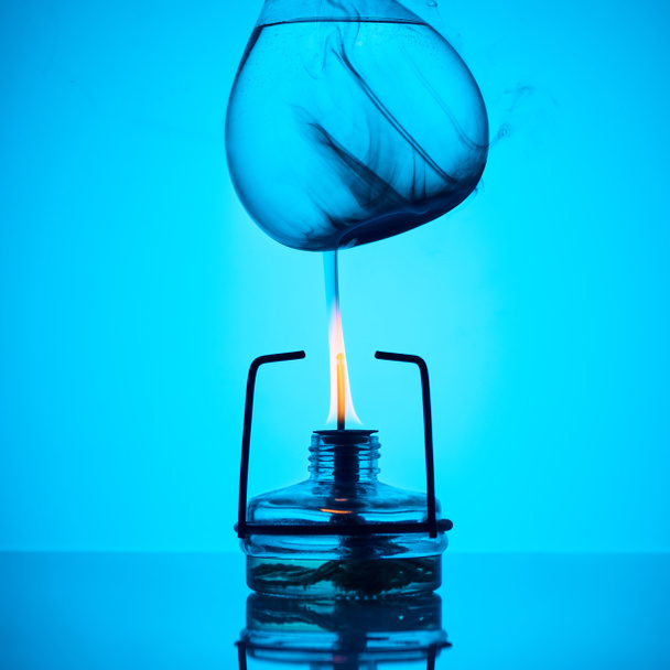 calentamiento de líquido para el ensayo químico en azul
 - Foto, Imagen