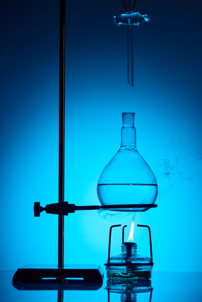 nagrzewa się płyn do testu chemicznego na niebiesko - Zdjęcie, obraz