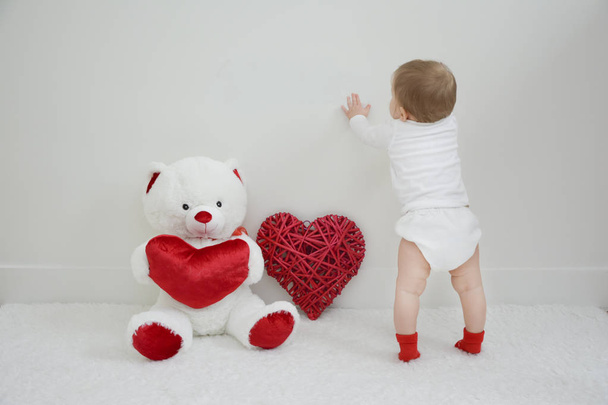 Κορίτσι για ημέρα του Αγίου Βαλεντίνου με αρκουδάκι και καρδιά - Φωτογραφία, εικόνα