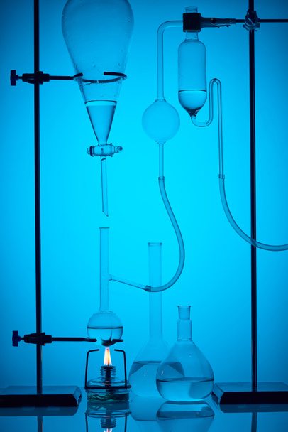 análisis químico con sustancia en laboratorio sobre azul
 - Foto, Imagen