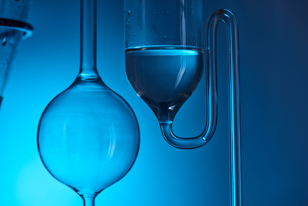 análisis químico en laboratorio aislado en azul
 - Foto, Imagen