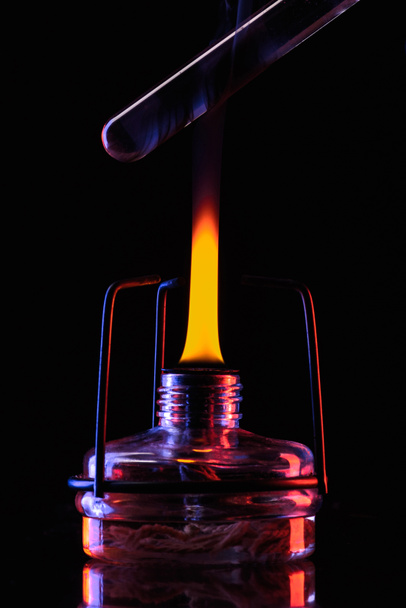tubo de calentamiento con líquido en laboratorio sobre negro
 - Foto, imagen