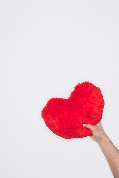 Beyaz, st Sevgililer günü kavramı izole kırmızı kalp yastık tutan adamın kırpılmış atış - Fotoğraf, Görsel