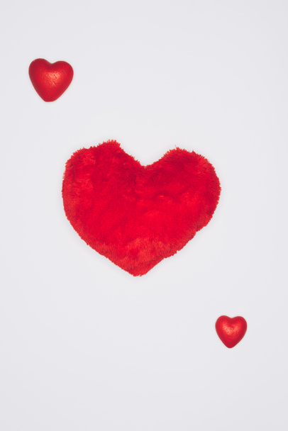 вид зверху на композицію червоних сердець ізольовано на білому, концепція дня Святого Валентина
 - Фото, зображення