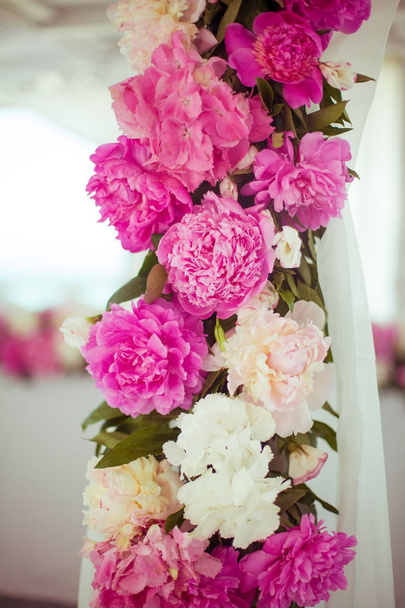 Elegantní květinové dekorace na stůl v restauraci ještě - Fotografie, Obrázek
