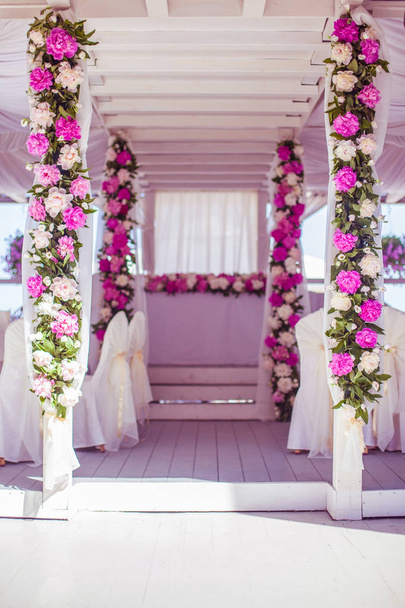 Elegante decoración de flores en la mesa en el restaurante para una fiesta de eventos o mesa de bodas
 - Foto, imagen
