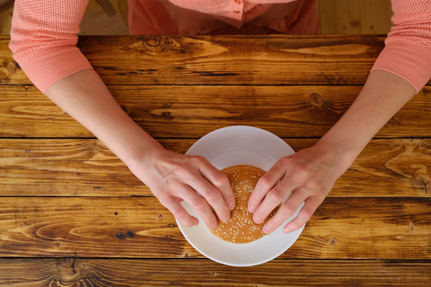 Les mains des femmes tient hamburger savoureux
 - Photo, image