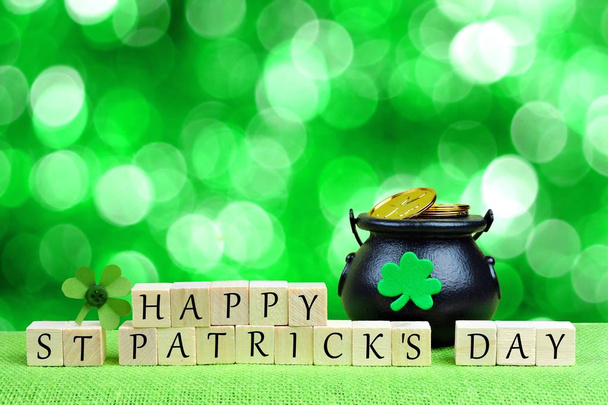 Happy St Patricks Day blocs de bois avec pot d'or et de trèfle sur fond vert scintillant
 - Photo, image