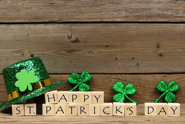 Gelukkige St Patricks Day houten blokken met glanzende shamrocks en kabouter hoed op een houten achtergrond - Foto, afbeelding