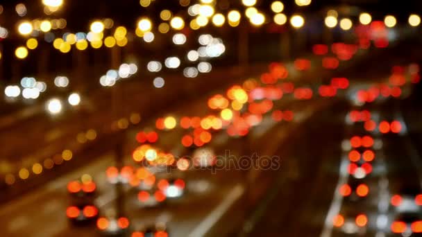 Országúti forgalom autó vezetés a többszörös Lane Speedway-az éjszaka Blurred.Highway a zajos, forgalmas a csúcsforgalom. Sok-sok forgalom éjszakai háttér. Autók vezetői nagy sebességgel. Nagy, vezetés, vállalati, városi vagy városi ötletek. - Felvétel, videó