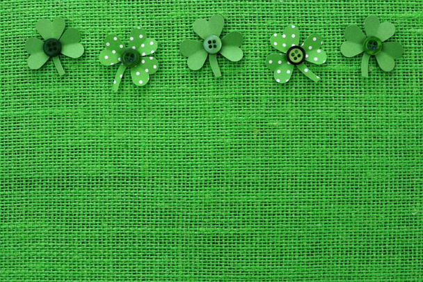 St Patricks день верхню границю на папері ручного відливу трилисники над зеленим мішковину фону - Фото, зображення
