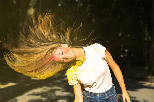 Impresionante modelo joven con viento en el pelo y colores vibrantes explod
 - Foto, Imagen