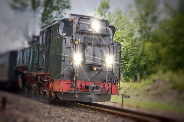 Comboio ferroviário histórico a vapor preto com luzes
 - Foto, Imagem