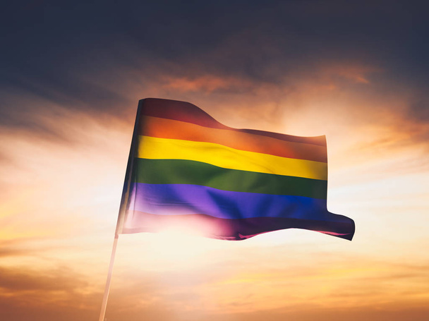 υψηλή αντίθεση εικόνα του γκέι σημαία στο ηλιοβασίλεμα - Φωτογραφία, εικόνα
