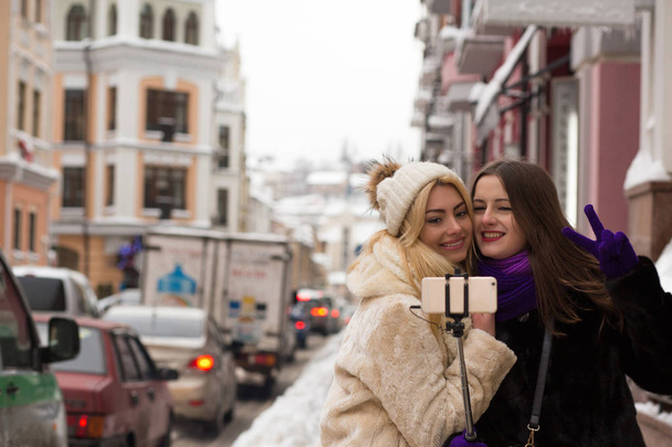 Deux filles positives amis prendre un autoportrait à la ville nous
 - Photo, image