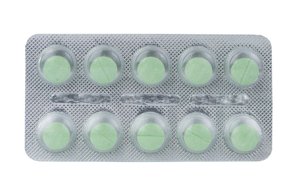 comprimido médico verde en blíster sobre blanco
 - Foto, Imagen