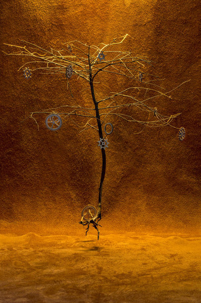 Asetelma surrealistisella tarinalla "Tree with gears
" - Valokuva, kuva