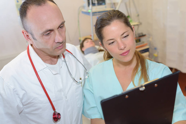врач и медсестра с планшетом
 - Фото, изображение