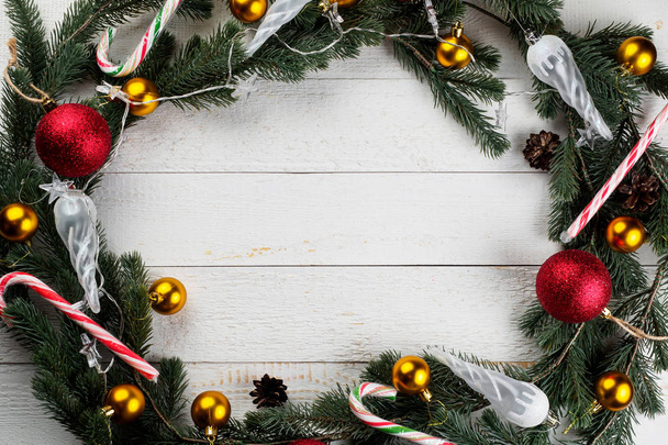 Різдвяний ялиновий гілок вінок на дошці
 - Фото, зображення