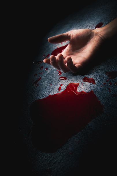 σκηνή του εγκλήματος με το χέρι σε μια λακκούβα του αίματος - Φωτογραφία, εικόνα