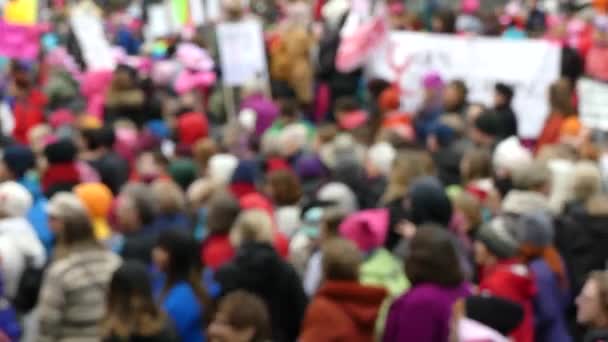 Mulheres marcham multidão anônima
 - Filmagem, Vídeo