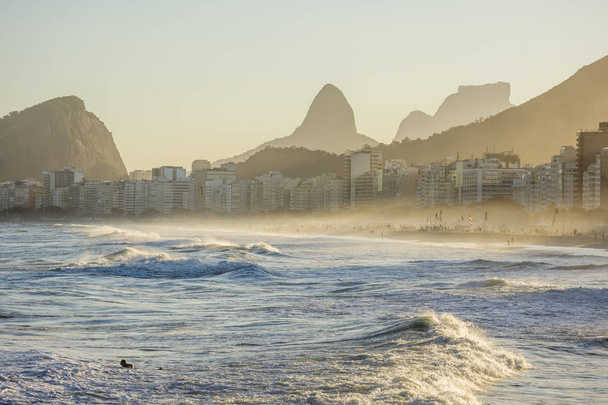 Закат виден с пляжа Леме рядом с Копакабаной, Рио-де-Жанейро, Бразилия
 - Фото, изображение