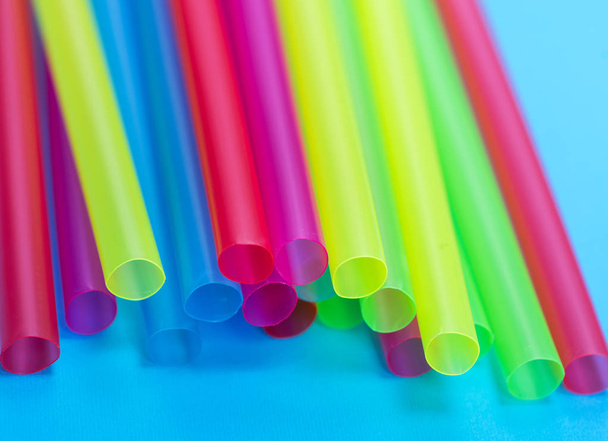 pajitas de plástico multicolor para cócteles
  - Foto, Imagen