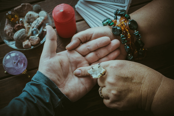Erkek palm veya el servet satırları okurken cadı veya fortune teller - Fotoğraf, Görsel