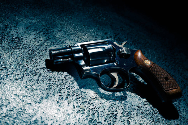 Pistole auf dem Boden, kontrastreiches Bild - Foto, Bild