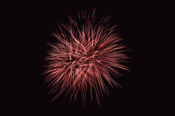 Πολύχρωμο πυροτέχνημα σε ουρανό τη νύχτα. Πυροτεχνήματα το νέο έτους γιορτή. Αφηρημένη πυροτέχνημα που απομονώνονται σε μαύρο φόντο με ελεύθερο χώρο για το κείμενο - Φωτογραφία, εικόνα