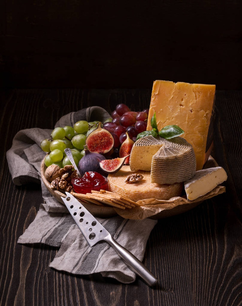 Cheese platter on the rough wood - Foto, imagen