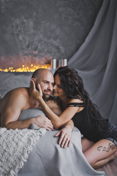 Девушка и парень целуются на фоне огней 84
. - Фото, изображение