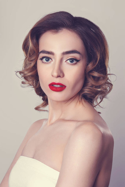 Beauty portrait of pretty girl with curly hair,  cat eye make-up - Fotografie, Obrázek