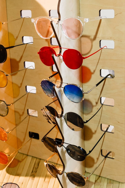 великий вибір сонцезахисних окулярів і окулярів на підставці
 - Фото, зображення