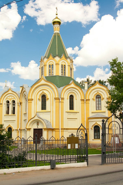 La Iglesia de los Santos Apóstoles Pedro y Pablo. Luban Leningrado Rusia
 - Foto, imagen