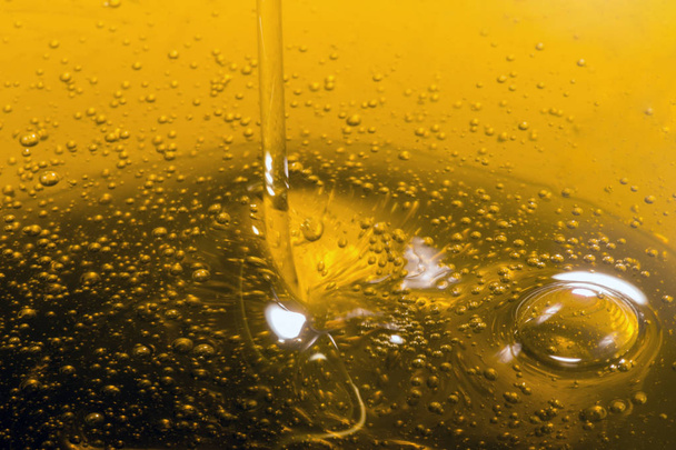 Versare olio d'oliva liquido
 - Foto, immagini