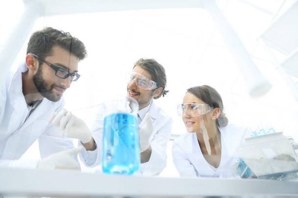 Group of scientists working on an experiment at the laboratory - Foto, immagini
