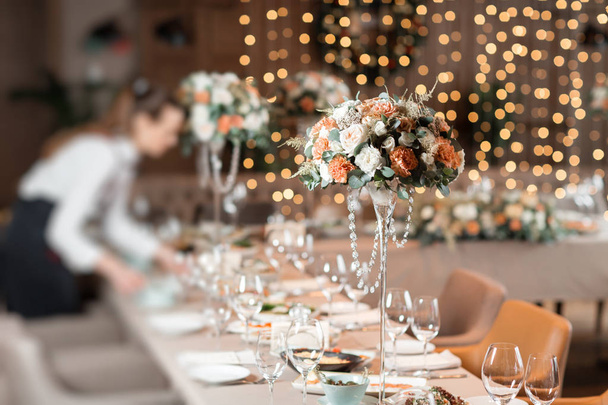 レストラン、宴会前に、の準備のテーブルを装飾されています。プロの花屋の仕事. - 写真・画像