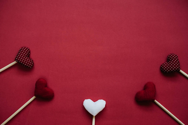 Valentine 's Day background, red and yellow hearts on wood texture - Fotografie, Obrázek