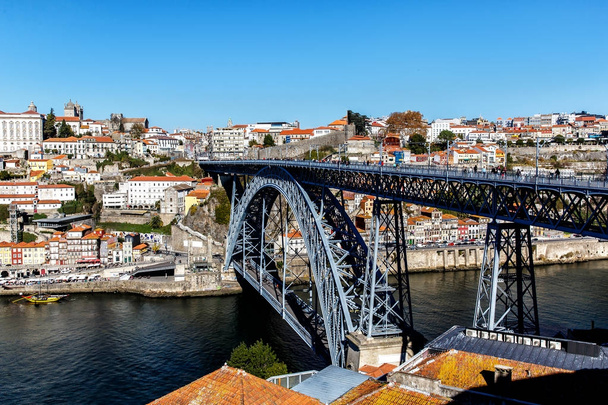 Kilátás a történelmi város Porto, Portugália a Dom Luiz híd - Fotó, kép