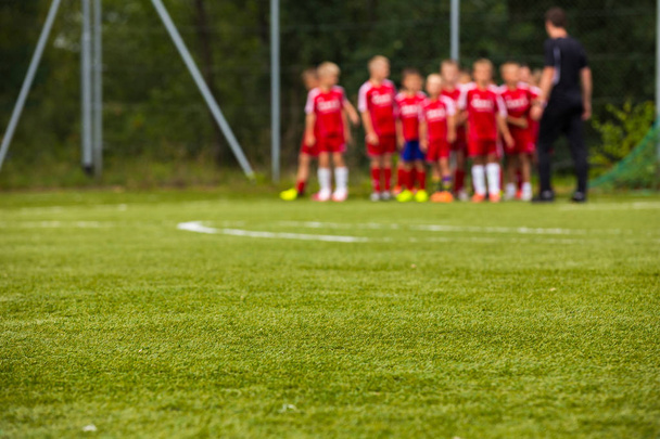 Gençlik futbol takımı koçu sahada ile; Bulanık futbol arka plan. Futbol eğitim oturumu çocuklar için - Fotoğraf, Görsel
