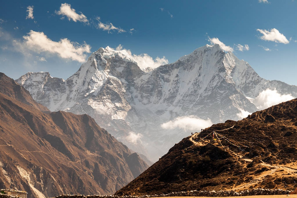 βουνά στα Ιμαλάια, το Νεπάλ, η πεζοπορική διαδρομή που οδηγεί προς την κατασκήνωση βάσης του Έβερεστ. - Φωτογραφία, εικόνα