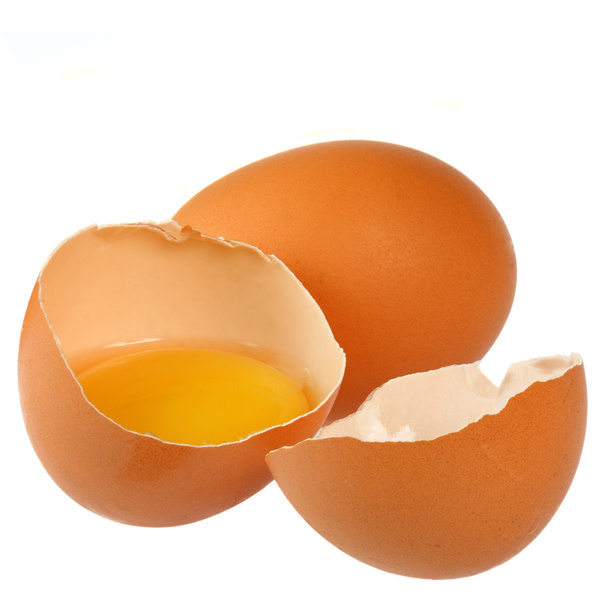 Con uova marroni su sfondo bianco. Un uovo è rotto
. - Foto, immagini